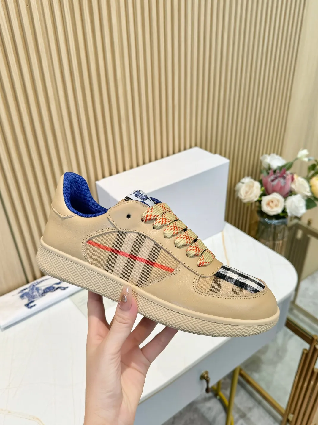 Men's men's shoes 💰560 Burberry's 2024 hot model is released. After three years, the classic plaid returns. It is versatile and decorated with worsted Burberry plaid pattern. Featuring a mesh lining and checkered laces, the rubber sole features the archive Burberry monogram. From Burberry's iconic collection, these wardrobe staples are interpreted with the brand's signature style.   ✅Fabric: classic cotton + silk cowhide ✅Lining: original board lining, silk cowhide lining for feet ✅Outsole: TPU ✅Color: apricot ✅Code number: 35-45 for men and women (35, 45 customized)